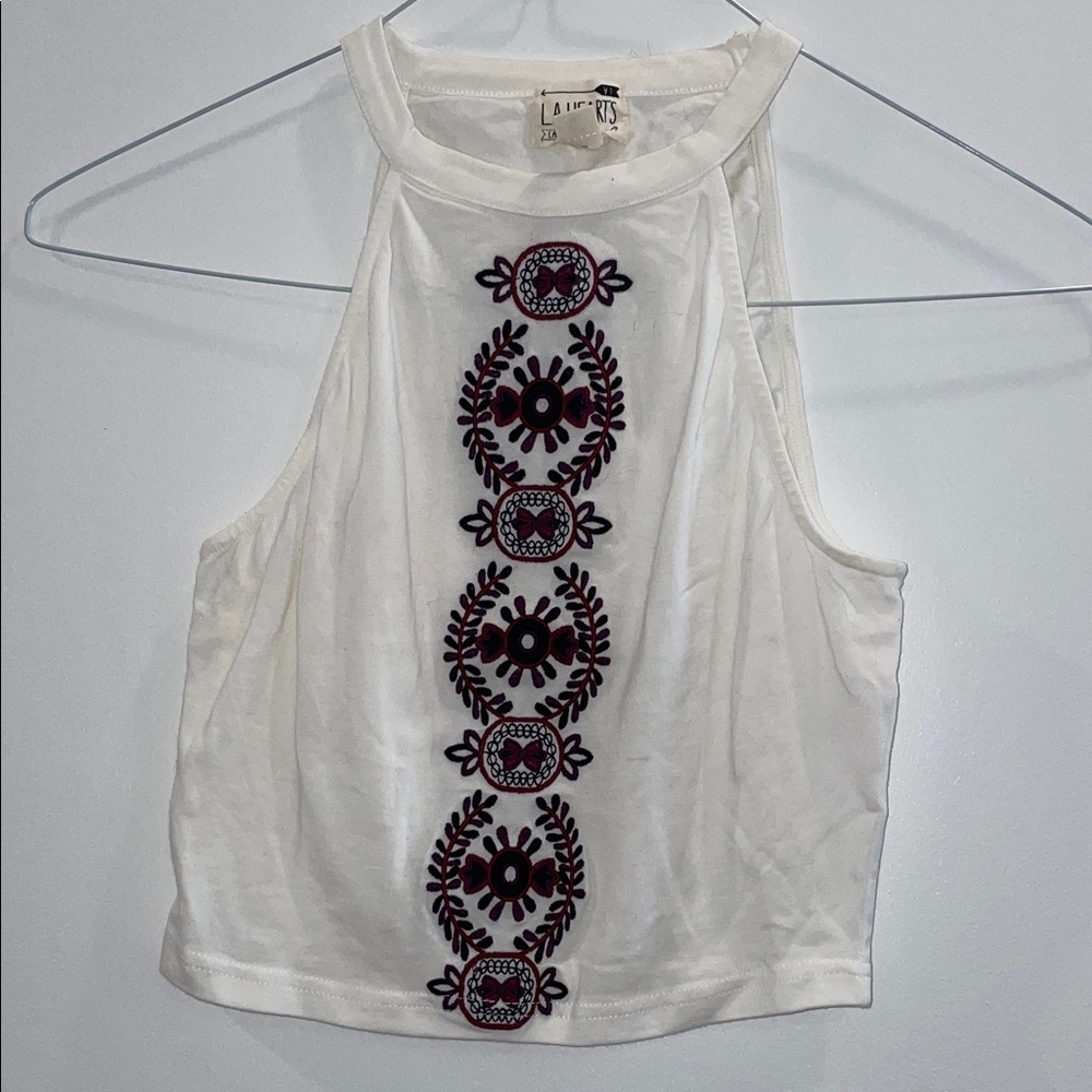 White Cropped Tank Top with Embroidered Pattern
